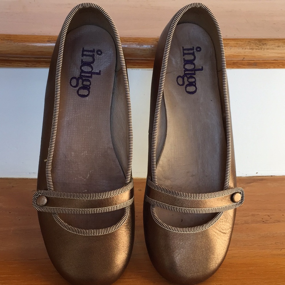 Clark’s Indigo gold MaryJanes/hidden elastic strap